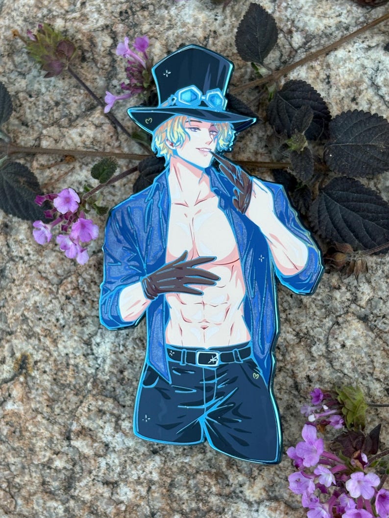 K&ouml;nnte beinhalten: Ein gestanzter Aufkleber mit einer Figur mit blonden Haaren, die einen blauen Zylinder mit Brille, eine blaue Jacke, schwarze Handschuhe und schwarze Shorts tr&auml;gt. Die Figur h&auml;lt eine Pfeife. Der Aufkleber befindet sich auf einer Steinoberfl&auml;che mit lila Blumen.