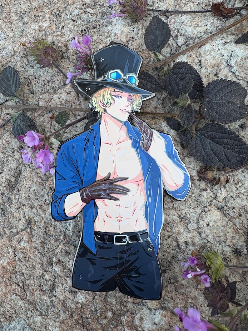 K&ouml;nnte beinhalten: Stilisierte Illustration eines Charakters mit schwarzem Zylinder mit blauer Brille, blauer Jacke, schwarzen Handschuhen und schwarzer Hose. Der Charakter hat blondes Haar und h&auml;lt eine Feder. Der Hintergrund ist Stein mit lila Blumen.
