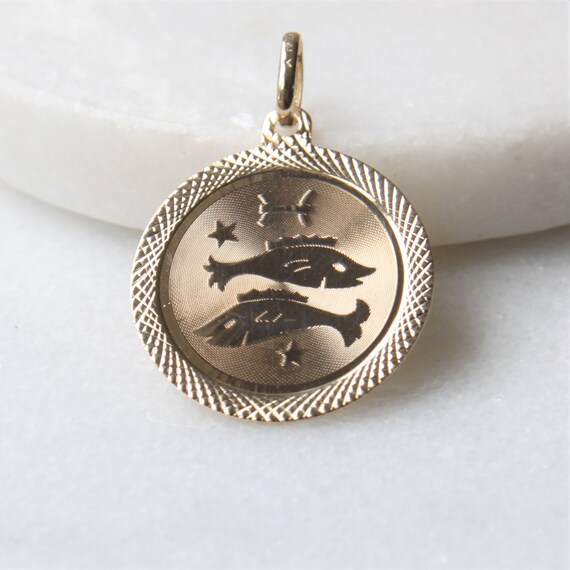 Pisces Zodiac Medallion Pendant | Solid 10k Yellow