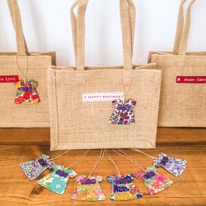 Sac cadeau en jute avec étiquette en tissu Liberty
