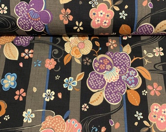 Tissu japonais, motif traditionnel, fleurs, fond noir, coton 110x50 (N496A)