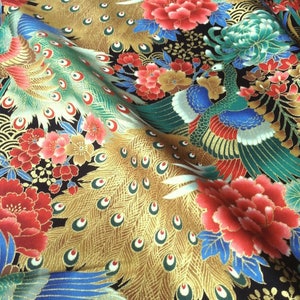 Japanischer Stoff, traditionelles Muster, große Blume und Pfau, schwarzer Hintergrund, Baumwolle 110 cm x 50 cm (252B)