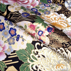 Japanischer Stoff, traditionelles Muster, große Blume, schwarzer Hintergrund, Baumwolle 110x50 (236A)
