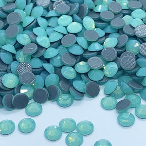 GREEN OPAL hotfix iron-on rhinestones - High quality rhinestones - Glass rhinestones 2mm to 6mm - Rhinestone wholesaler - Small and large quantities
