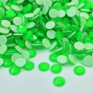 Strass termoadesivi verde neon - Fluorescenti sotto lampada UV nera - Grossista di strass - Piccole e grandi quantità