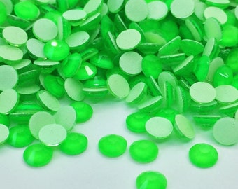 FLUO GREEN iron-on hotfix rhinestones - Fluorescent under black UV lamp - Rhinestone wholesaler - Small and large quantities