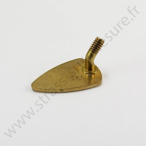 Könnte beinhalten: Eine goldfarbene Gitarrenbrücke aus Metall mit einer Gewindeschraube. Die Brücke ist dreieckig mit abgerundeten Kanten.