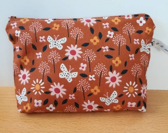 Pochette en tissu marron avec motifs fleuris