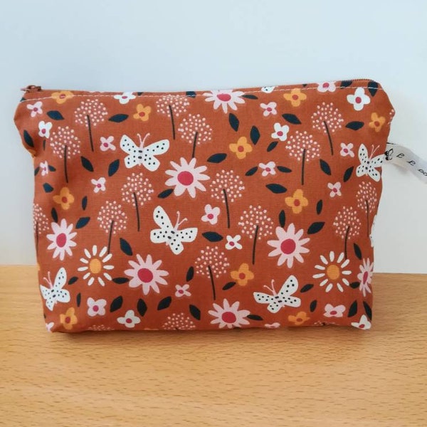 Pochette en tissu marron avec motifs fleuris