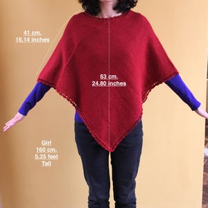 Pode incluir: Poncho de malha vermelha com acabamento em croch&ecirc;. O poncho mede 41 cm de largura e 63 cm de comprimento.