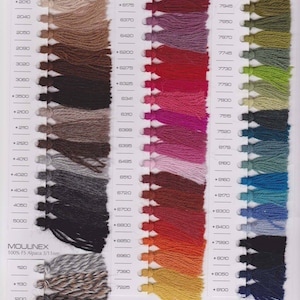 Pode incluir: Carta de cores de fio de alpaca com amostras de diferentes cores. A carta inclui cores naturais, cores s&oacute;lidas e cores moulin&eacute;. A carta est&aacute; etiquetada com os n&uacute;meros de cor e o tipo de fio.