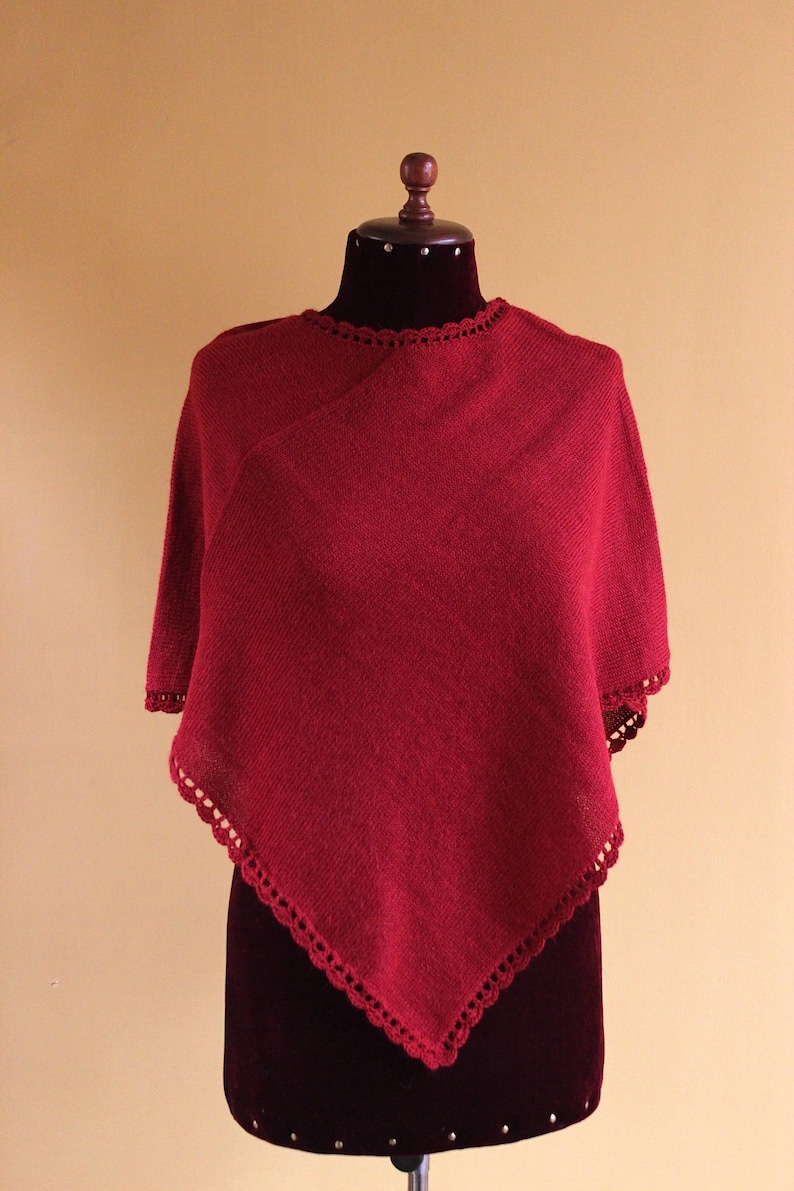 Pode incluir: Um poncho de malha bord&ocirc; com uma borda de croch&ecirc;. O poncho &eacute; exibido em um manequim.
