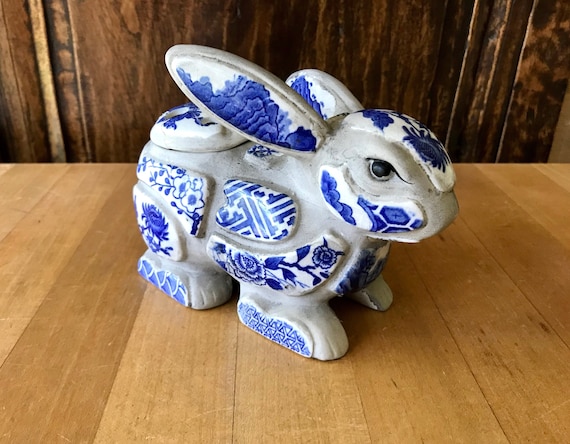 ナンシーロペスの置物　ウサギ Nancy Lopez Mosaic Ceramic Blue & White Rabbit Flower Frog Vase