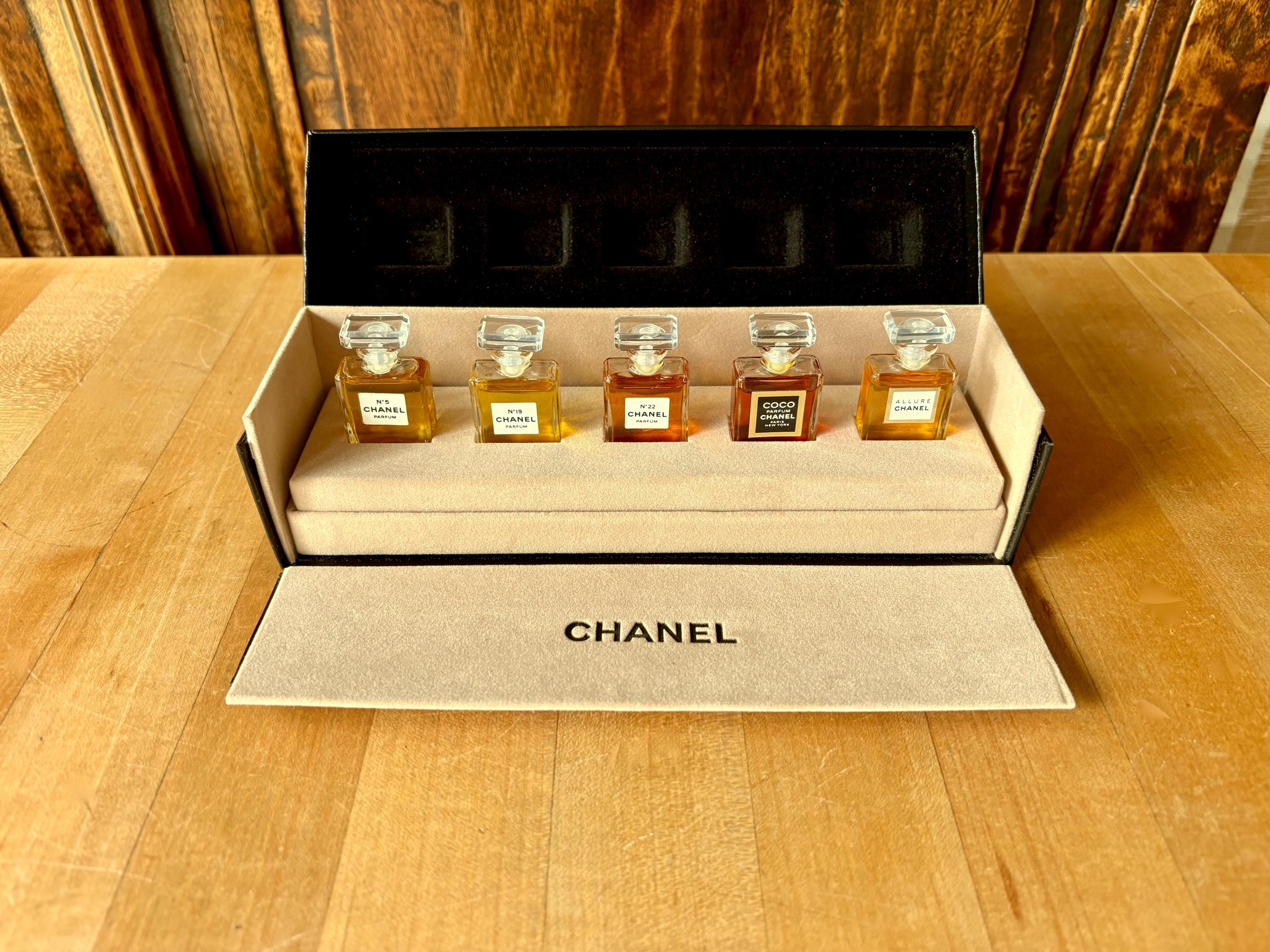 CHANEL FRAGRANCE WARDROBE ＋1 Collectible CHANEL Fragrance Wardrobe Set of 5 Mini Parfums With