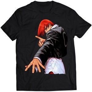 Könnte beinhalten: Schwarzes T-Shirt mit einem Grafikdruck eines rothaarigen Anime-Charakters, der eine schwarze Jacke und ein weißes Hemd trägt. Der Charakter schaut über die Schulter und zeigt mit der rechten Hand.