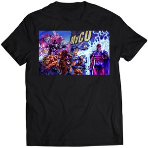 Op de afbeelding: Zwart t-shirt met een kleurrijke stripboekachtige afbeelding met personages als Magneto en Wolverine. De afbeelding bevat de tekst "MyCo" en is gevuld met heldere kleuren. Het t-shirt is gemaakt van een zacht materiaal.
