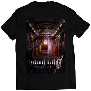 Könnte beinhalten: Schwarzes T-Shirt mit einem Grafikdruck eines Zugwagen-Innenraums mit dem Text "Resident Evil Zero" auf der Vorderseite.