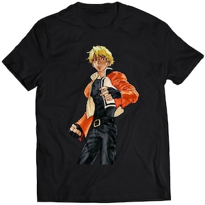 Könnte beinhalten: Ein schwarzes T-Shirt mit einem Grafikdruck eines blonden Anime-Charakters, der eine rot-weiße Jacke und eine schwarze Hose trägt.