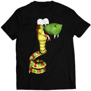 Puede incluir: Camiseta negra con un gráfico de serpiente de dibujos animados. La serpiente es verde, amarilla y roja con ojos grandes y una sonrisa de dientes.