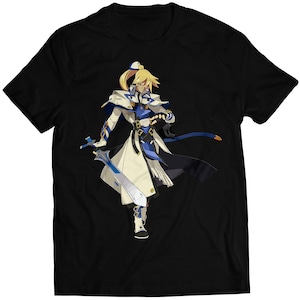 Może przedstawiać: Czarny t-shirt z białą i niebieską postacią anime trzymającą miecz. Postać ma blond włosy i nosi biały płaszcz z niebieskimi akcentami.