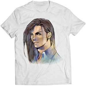 Puede incluir: Camiseta blanca con una ilustración de retrato de una persona con cabello largo castaño y ojos verdes. La obra de arte está en un estilo pintado. La persona lleva una camisa azul claro con cuello.