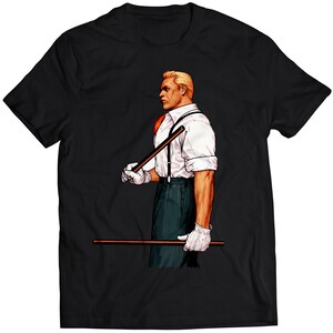 Könnte beinhalten: Ein schwarzes T-Shirt mit einer weißen und roten Illustration eines Mannes, der zwei Holzstöcke hält. Der Mann trägt ein weißes Hemd, eine schwarze Fliege und Hosenträger.
