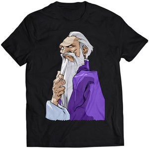 Op de afbeelding: Een zwart T-shirt met een witte en paarse illustratie van een man met een lange witte baard en een paarse robe. De man kijkt naar de zijkant en heeft een bedachtzame uitdrukking op zijn gezicht.