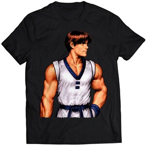 Könnte beinhalten: Schwarzes T-Shirt mit einer Cartoon-Illustration eines Mannes in einem weißen Tanktop und blauen Shorts. Er hat braunes Haar und schaut nach rechts.