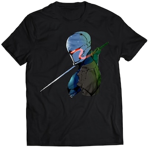 Op de afbeelding: Een zwart T-shirt met een afbeelding van een cyborg-personage dat een zwaard vasthoudt. Het personage draagt een blauw en grijs helm met een rood vizier.