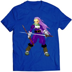 Puede incluir: Una camiseta azul con un gráfico de un personaje de pelo morado sosteniendo una espada. El personaje lleva un atuendo morado y blanco.