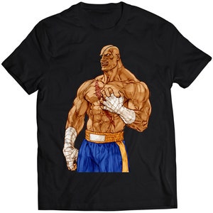 Könnte beinhalten: Schwarzes T-Shirt mit einer Cartoon-Illustration eines muskulösen Mannes mit einem Augenverband, der blaue und gelbe Boxershorts trägt.