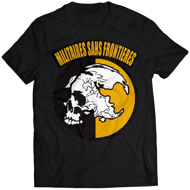 Pode incluir: Camiseta preta com um gr&aacute;fico circular amarelo e preto. O gr&aacute;fico apresenta uma caveira e o texto "MILITAIRES SANS FRONTIERES".