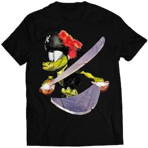 Puede incluir: Camiseta negra con un cocodrilo verde de dibujos animados que lleva un sombrero de pirata y sostiene dos espadas.