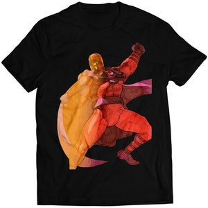 Peut inclure: Un t-shirt noir avec une illustration colorée d'un super-héros en costume rouge et jaune. Le super-héros est dans une pose dynamique, un bras levé et l'autre tendu. L'arrière-plan est noir.
