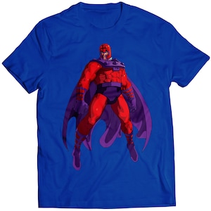 Peut inclure: Un t-shirt bleu avec une image de bande dessinée de Magneto, un super-héros de Marvel Comics. Il porte un costume rouge et violet et a une expression sérieuse sur son visage.