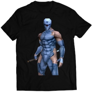 Op de afbeelding: Een zwart T-shirt met een blauwe en witte afbeelding van een videogamepersonage dat een helm draagt en een zwaard vasthoudt.