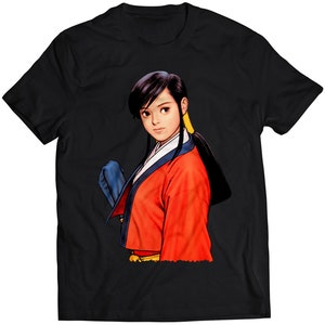 Könnte beinhalten: Schwarzes T-Shirt mit einer bunten Illustration einer Frau mit langen schwarzen Haaren, die einen rot-blauen Kimono trägt.
