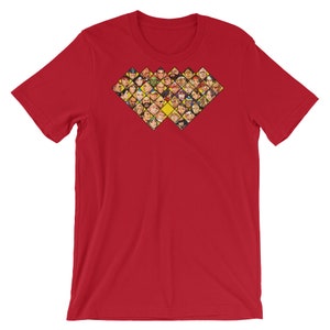 Könnte beinhalten: Rotes T-Shirt mit kurzen Ärmeln und einem rautenförmigen Design mit einer Collage von Gesichtern. Die Gesichter sind in einem Raster angeordnet und von einem gelben Rand umgeben.