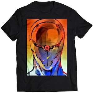Op de afbeelding: Een zwart T-shirt met een kleurrijke illustratie van een personage dat een helm draagt met een rood oog. Het gezicht van het personage is verborgen door de helm, maar de illustratie is gestileerd en abstract.