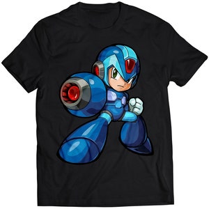 Puede incluir: Una camiseta negra con un personaje de dibujos animados azul y blanco de Mega Man X. El personaje está en una pose de lucha con el brazo extendido hacia adelante.