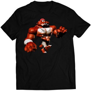 Puede incluir: Camiseta negra con un cocodrilo rojo, musculoso, de dibujos animados que lleva un pañuelo rojo y un tanque blanco.