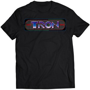 Puede incluir: Camiseta negra con un gráfico de la palabra "TRON" en un esquema de color azul, rosa y verde. La palabra está rodeada por un patrón de cuadrícula y las palabras "ENCOM" y "SYSTEM" están a cada lado de la palabra.