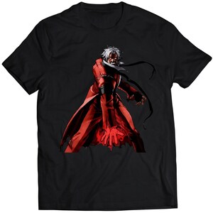 Könnte beinhalten: Ein schwarzes T-Shirt mit einem Grafikdruck eines Videospielcharakters. Der Charakter ist ein Mann mit weißen Haaren und einem roten Mantel. Er hält seine Hand vor sich, und sein Ausdruck ist grimmig.
