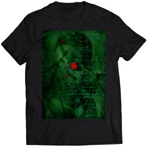 Op de afbeelding: Een zwart T-shirt met een groene en rode grafische print van een gezicht met één rood oog.