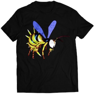 Puede incluir: Camiseta negra con un gráfico de una avispa amarilla y negra con alas azules y aguijones rojos.