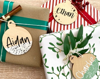 Decoración personalizada de la bola del árbol de Navidad de madera / Nombre Decoración del árbol de Navidad / Etiqueta de regalo de madera / Etiqueta de regalo personalizada