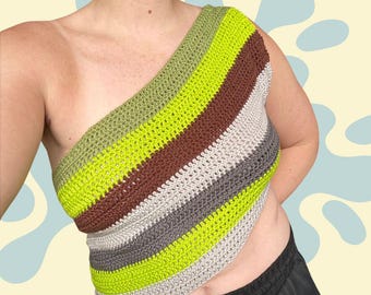 Top asimétrico de crochet con un solo hombro, a rayas verde lima y estilo cruzado // Tallas: M–XL // El modelo Sloane