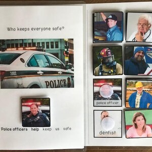 Puede incluir: Una p&aacute;gina de un libro infantil con la pregunta "&iquest;Qui&eacute;n mantiene a todos a salvo?" y la afirmaci&oacute;n "Los oficiales de polic&iacute;a nos ayudan a mantenernos a salvo." Incluye im&aacute;genes de un coche de polic&iacute;a, un oficial de polic&iacute;a y otros socorristas.