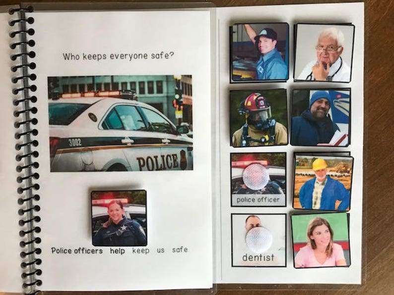 Puede incluir: Una p&aacute;gina de un libro infantil con la pregunta "&iquest;Qui&eacute;n mantiene a todos a salvo?" y la afirmaci&oacute;n "Los oficiales de polic&iacute;a nos ayudan a mantenernos a salvo." Incluye im&aacute;genes de un coche de polic&iacute;a, un oficial de polic&iacute;a y otros socorristas.