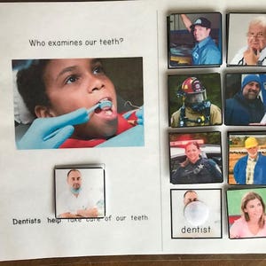 Puede incluir: Una p&aacute;gina de un libro infantil con la pregunta "&iquest;Qui&eacute;n examina nuestros dientes?" y una foto de un ni&ntilde;o en el dentista. Incluye im&aacute;genes de varias profesiones, incluido un dentista, y el texto "Los dentistas ayudan a cuidar nuestros dientes."